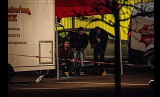Die Schüsse auf das männliche Opfer fielen auf dem Parkplatz desMöbelhauses in Leopoldshöhe-Asemissen. Die Mordkommission nahm noch amAbend die Ermittlungen auf. - Christian Mathiesen Die Schüsse auf das männliche Opfer fielen auf dem Parkplatz desMöbelhauses in Leopoldshöhe-Asemissen. Die Mordkommission nahm noch amAbend die Ermittlungen auf. - Christian Mathiesen