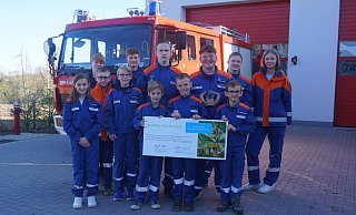 So sehen "Klimahelden" aus: Die Mitglieder der Jugendfeuerwehr aus Lothe freuen sich über die Auszeichnung. - Michaela Weiße