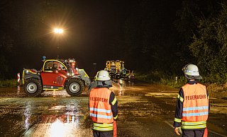 Mit viel Wasser, Muskelkraft und einem Multilader wurde die Straße wieder vom Schlamm befreit. - FREITAG-TV