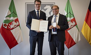 Große Ehre: Ministerpräsident Hendrik Wüst (links) würdigt das Wirken Harald Pohlmanns. - Land NRW / Ralph Sondermann
