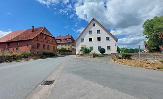 In dem weißen Mehrfamilienhaus am Rande der Weserstraße ist der Tatort versiegelt. - Janet König
