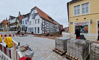 Das Pflaster ist schon verlegt: Die Bauarbeiten an der Kreuzung Breite Stra&szlig;e neigen sich dem Ende zu. - Nadine Uphoff