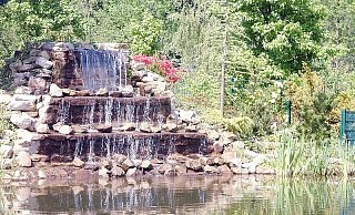 Der Wasserfall ist Teil des Parks, den Bernhard Schulz quasi hinter seinem Haus hat bauen lassen. Jetzt wird er das Areal an Wochenenden und Feiertagen sperren. Der Wasserfall ist Teil des Parks, den Bernhard Schulz quasi hinter seinem Haus hat bauen lassen. Jetzt wird er das Areal an Wochenenden und Feiertagen sperren.