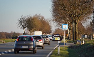 Langer Stau nach Auffahrunfall. - Freitag TV/Stock Langer Stau nach Auffahrunfall. - Freitag TV/Stock