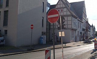 Hier geht's nicht mehr rein: Die rot-weißen Einbahnstraßenschilder sind jetzt da. Vorher fehlten sie und erlaubten theoretisch die Einfahrt in die Papenstraße (links im Bild: das "Stadtpalais") entgegen der Fahrtrichtung. Mancher vermutlich ortsunkundige "Geisterfahrer" wurde gesichtet. - Jens Rademacher Hier geht's nicht mehr rein: Die rot-weißen Einbahnstraßenschilder sind jetzt da. Vorher fehlten sie und erlaubten theoretisch die Einfahrt in die Papenstraße (links im Bild: das "Stadtpalais") entgegen der Fahrtrichtung. Mancher vermutlich ortsunkundige "Geisterfahrer" wurde gesichtet. - Jens Rademacher