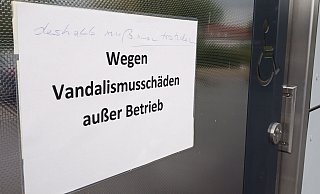 Wegen Vandalismus geschlossen: Wer am Langenbrücker Tor aufs Klo muss, hat derzeit schlechte Karten. Das Klohäuschen ist seit Anfang September geschlossen. - Jens Rademacher