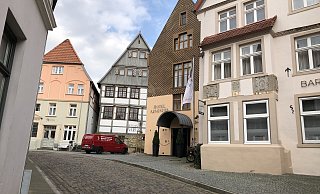 Gäste der Hotels Arminius (Bild) und kleiner Grünauer dürfen diese durch verkehrsberuhigte Zone der Innenstadt anfahren, sofern sie eine Reservierung vorzeigen dürfen. Die fehlende Ausschilderung führt allerdings häufig zu Anfeindungen durch Bürger. - Sven Kienscherf Gäste der Hotels Arminius (Bild) und kleiner Grünauer dürfen diese durch verkehrsberuhigte Zone der Innenstadt anfahren, sofern sie eine Reservierung vorzeigen dürfen. Die fehlende Ausschilderung führt allerdings häufig zu Anfeindungen durch Bürger. - Sven Kienscherf