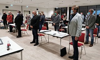 Der Altersvorsitzende des Rats Klaus Nolting (rechts) übernimmt die Aufgabe, den neuen Dörentruper Bürgermeister Friso Veldink (CDU) zu vereidigen. - Sylvia Frevert