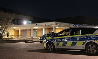Die Polizei bewacht am Morgen des 23. Dezembers das Lagenser Gymnasium und die Realschule. Zuvor hatte es eine Amokdrohung gegeben, in dessen Konsequenz auf Online-Unterricht umgestellt wurde. - Karolina Schmidt
