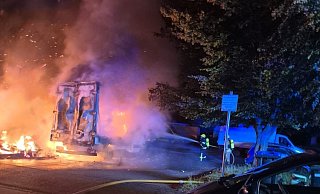 Der Sprinter brannte völlig aus. - Feuerwehr Detmold/Christopher Rieks Der Sprinter brannte völlig aus. - Feuerwehr Detmold/Christopher Rieks