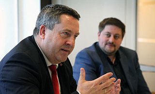 Offenes Gespr&auml;ch: Landrat Dr. Axel Lehmann (links) spricht im Interview mit der LZ &uuml;ber Hass-Mails, die Kritik an seiner &Ouml;ffentlichkeitsarbeit und auch &uuml;ber seine Ideen f&uuml;r eine neue Polizeistruktur. Mit im Bild: Steffen Adams, Pressesprecher des Kreis Lippe. - Bernhard Preuss