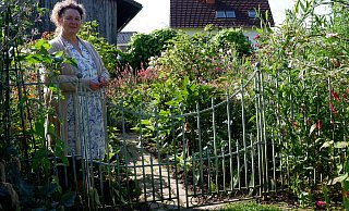 Ute Centmayer-Swoboda im Garten hinter ihrem Elternhaus. Eine besondere Vorliebe hat sie für Staudengewächse. Ihre Inspiration nimmt sie von Gartenreisen und aus Fachzeitschriften.  - Lorraine Brinkmann