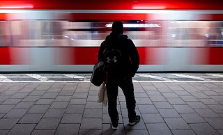 In München ist ein Mann in letzter Sekunde vor einer einfahrenden S-Bahn gerettet worden. - Sven Hoppe/dpa
