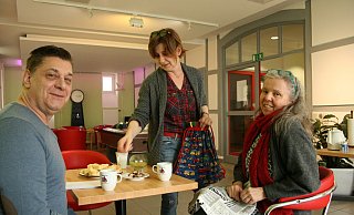 Der Tisch ist gedeckt, Handarbeitsideen und -muster rausgesucht: "Nähkästchen"-Leiterin Petra Simonsmeier (rechts) hier mit Corina Räker (Sozialbüro Albatros, Mitte) und KOMM-Leiter Uwe Fauck (links) freut sich auf Austausch mit Frauen in der Alten Schule in Alverdissen. - Sylvia Frevert Der Tisch ist gedeckt, Handarbeitsideen und -muster rausgesucht: "Nähkästchen"-Leiterin Petra Simonsmeier (rechts) hier mit Corina Räker (Sozialbüro Albatros, Mitte) und KOMM-Leiter Uwe Fauck (links) freut sich auf Austausch mit Frauen in der Alten Schule in Alverdissen. - Sylvia Frevert