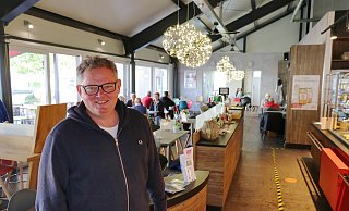 Thorsten Wiebusch steht in seiner Bäckerei-Filiale in Knetterheide. - Alexandra Schaller