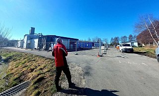 Ein Brandermittler lässt am Dienstagmittag eine Drohne steigen. - Janet König Ein Brandermittler lässt am Dienstagmittag eine Drohne steigen. - Janet König