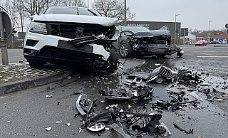 Bei dem Unfall auf der Eckendorfer Straße entstand ein Schaden von 50.000 Euro, schätzt die Polizei. - Paul Brinkmann Bei dem Unfall auf der Eckendorfer Straße entstand ein Schaden von 50.000 Euro, schätzt die Polizei. - Paul Brinkmann