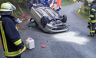 Eine Dörentruperin ist mit ihrem Peugeot auf der Niedermeiner Straße gegen einen Baum geprallt. Der Pkw kippte aufs Dach. - Feuerwehr Kalletal
