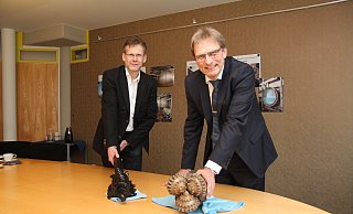 Stadtwerke-Geschäftsführer Jörg Karlikowski (rechts) und Technischer Leiter Andreas Schlichting zeigen exemplarisch Bohrköpfe, die zur Verlegung von Leitungen verwendet werden. - Jana Beckmann