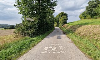 Hier beim Runenweg nördlich von Bavenhausen startet der Wirtschaftsweg, den SPD und Grüne sanieren wollen. - Nadine Uphoff Hier beim Runenweg nördlich von Bavenhausen startet der Wirtschaftsweg, den SPD und Grüne sanieren wollen. - Nadine Uphoff