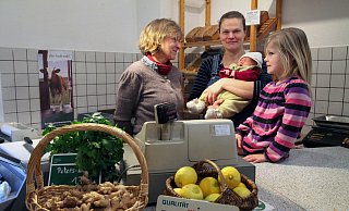 Edeltraud Kuhlmeier, Maria von Müller und ihre Kinder Ronja und Greta (von links) im Bio-Hofladen, der viele Kunden durch die Sperrung der Gauseköte eingebüßt hat. - Bernhard Preuss
