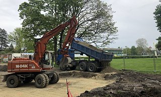 Die Bodenarbeiten zwischen Eau-Le (im Hintergrund) und der Regenstorstraße haben begonnen. Am Rande der Liegewiese soll künftig aus dem Wasser der Bega mit Hilfe von Temperaturunterschieden Energie gewonnen werden. - Till Brand
