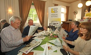 Lokaler ging es bei Fragen zur tagesaktuellen LZ zu, die hier Gerhard Tuttas, Dietmar Krug, Ursula Spitzer und Susanne Braun-Hesse (Bild, von links) nach Antworten durchforsten. - Daniel Hobein