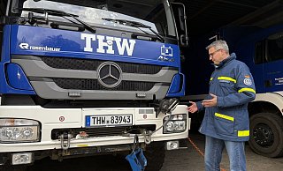 THW-Ortsbeauftragter Arne Herrmann erläutert, wie der Gerätekraftwagen funktioniert. - Jan Schillmann