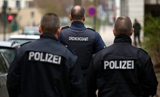 Mitarbeiter der Stadtwache, eine Kooperation von Ordnungsamt und Polizei, patrouillieren hier in der Magdeburger Altstadt. - Ronny Hartmann/dpa Mitarbeiter der Stadtwache, eine Kooperation von Ordnungsamt und Polizei, patrouillieren hier in der Magdeburger Altstadt. - Ronny Hartmann/dpa
