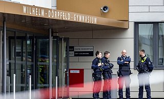 Am Donnerstag verletzte ein Schüler vier Mitschüler mit Messerstichen. Die Polizei überwachte daraufhin das Gymnasium. - Christoph Reichwein/dpa Am Donnerstag verletzte ein Schüler vier Mitschüler mit Messerstichen. Die Polizei überwachte daraufhin das Gymnasium. - Christoph Reichwein/dpa