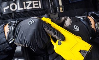 Der Einsatz der Taser birgt auch Gefahren. (Archivbild) - Andreas Arnold/dpa Der Einsatz der Taser birgt auch Gefahren. (Archivbild) - Andreas Arnold/dpa