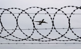 Ein Schreiben der niedersächsischen Landesaufnahmebehörde an die Bundespolizei sorgt für Kritik. Es erweckte den Eindruck, dass Menschen, die sich gegen ihre Abschiebung wehren, freigelassen werden sollen. Die Behörde verwendet den missverständlichen Text nicht mehr. (Archivbild) - Julian Stratenschulte/dpa Ein Schreiben der niedersächsischen Landesaufnahmebehörde an die Bundespolizei sorgt für Kritik. Es erweckte den Eindruck, dass Menschen, die sich gegen ihre Abschiebung wehren, freigelassen werden sollen. Die Behörde verwendet den missverständlichen Text nicht mehr. (Archivbild) - Julian Stratenschulte/dpa