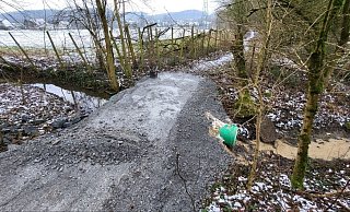 Ein Bach-Übergang ist für den Bambini-Trail des 32. Velmerstot-Volkslaufs eingerichtet worden. Darüber freuen sich nun auch Spaziergänger in Leopoldstal. - Dennis Mattern/TSV Leopoldstal Ein Bach-Übergang ist für den Bambini-Trail des 32. Velmerstot-Volkslaufs eingerichtet worden. Darüber freuen sich nun auch Spaziergänger in Leopoldstal. - Dennis Mattern/TSV Leopoldstal