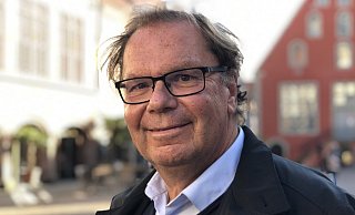 Dr. Harald Pohlmann, langjähriger Mehrheitsführer im Lemgoer Stadtrat, soll für sein Engagement das Bundesverdienstkreuz bekommen. Der Landesvater lässt es sich nicht nehmen, und nimmt die Ehrung höchstselbst vor. - Till Brand
