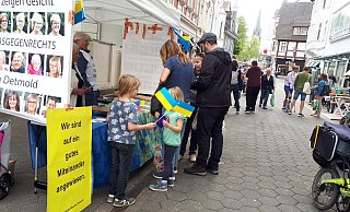 Sie stehen für eine tolerante Gesellschaft ein. Hier eine der Aktionen in der Detmolder Innenstadt. - Brigitte van Ahee Sie stehen für eine tolerante Gesellschaft ein. Hier eine der Aktionen in der Detmolder Innenstadt. - Brigitte van Ahee