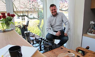 Alexander Baer sitzt daheim in seiner Küche in Lemgo-Brake. Er tritt bei der Landtagswahl für die SPD im Wahlkreis 98 Lippe II/ Herford III an. - Nadine Uphoff