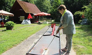 Für Heidemarie Lippek ist es die letzte Saison auf der Minigolfanlage im Kurpark Schieder. - Kirsten Fuhrmann Für Heidemarie Lippek ist es die letzte Saison auf der Minigolfanlage im Kurpark Schieder. - Kirsten Fuhrmann