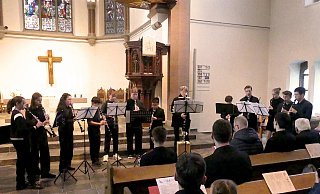 Das Klarinettenensemble der Johannes-Brahms-Musikschule konzertiert in großer Besetzung in der Martin-Luther-Kirche. - Rudi Rudolph