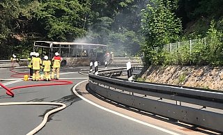 Ein Bus brennt: Zur Unterstützung wurde die Feuerwehr Lügde nach Bad Pyrmont gerufen. - Feuerwehr Lügde