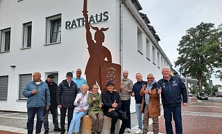 Die Spender freuen sich gemeinsam mit Bürgermeister Thomas Katzer, dass der Hermann in Augustdorf bleibt. - Gemeinde Augustdorf