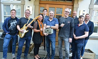 Die Band „Baustromverteiler" mit Bassist Thomas Brinkmann (v. l.), Gitarrist Jörg Gellert, Sängerin Annette Champion, Schlagzeuger Joscha Brinkmann, Keyboarder Stefan Zingler sowie Gitarrist und Sänger Mark Randermann. Neben ihnen stehen Peter Jong, Patrick Kissner und Peter Heepmann von der SPD. - Karin Prignitz Die Band „Baustromverteiler" mit Bassist Thomas Brinkmann (v. l.), Gitarrist Jörg Gellert, Sängerin Annette Champion, Schlagzeuger Joscha Brinkmann, Keyboarder Stefan Zingler sowie Gitarrist und Sänger Mark Randermann. Neben ihnen stehen Peter Jong, Patrick Kissner und Peter Heepmann von der SPD. - Karin Prignitz