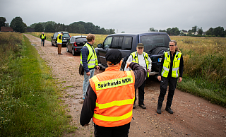 Auch die Organisation "Spürhunde NRW" half bei der Suche nach dem 30-Jährigen. - Freitag-TV