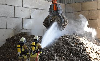 Die Einsatzkräfte löschen den Brand Stück für Stück und kontrollieren anschließend mit einer Wärmebildkamera. - Feuerwehr Augustdorf