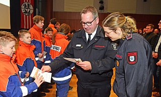 Lars-Uwe Brede (Leiter der Feuerwehr) vergibt die Sportabzeichen an die Mitglieder der Jugendfeuerwehr - Nicole Ellerbrake