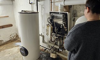Ein Fachbetrieb hat die Heizung, die in einem desolaten Zustand ist, vor Monaten begutachtet. Die Gasleitung wurde als undicht eingestuft und gesperrt. Seitdem gibt es in dem Haus kein Warmwasser und keine Heizung. - Astrid Sewing