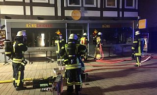 Das Haus ist nach dem Brand weiter bewohnbar, der Imbissbetrieb jedoch stark beschädigt worden. - Freiwillige Feuerwehr Bad Salzuflen Das Haus ist nach dem Brand weiter bewohnbar, der Imbissbetrieb jedoch stark beschädigt worden. - Freiwillige Feuerwehr Bad Salzuflen