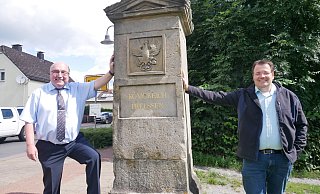 Die technischen Leiter der Wasserwerke Paderborn und Schlangen, Michael Bernemann (l.) und Robert Göke, planen in Sichtweite zum historischen Grenzstein die Wasserrohrnetze miteinander zu verbinden. - Klaus Karenfeld Die technischen Leiter der Wasserwerke Paderborn und Schlangen, Michael Bernemann (l.) und Robert Göke, planen in Sichtweite zum historischen Grenzstein die Wasserrohrnetze miteinander zu verbinden. - Klaus Karenfeld