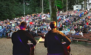 Eine junge Band steht auf der Bühne und spielt bei einem Hutkonzert vor großem Publikum. - Landesverband Lippe