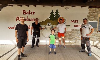 Thomas Schwekendiek ist Vorsitzender des TBV JahnAlverdissen, SPD-Ratsherr und Schornsteinfeger.Das Foto entstand am Dienstag nach unserem letzten Arbeitseinsatz in der Batze.Ich mähe dort seid drei Jahren als Fördermitglied den Rasen, an dem Tag wurdenwir sehr tatkräftig von unserem Bürgermeisterkandidaten Borris Ortmeierunterstützt.Die weiteren Personen sind Florian Schalofski, Vorsitzender des Fördervereinsund Ben- Lennart Plöger der sich schon sehr , wie alle anderen Bürger ausAlverdissen auch, sehr auf die Eröffnung freut. - Thomas Schwekendiek Thomas Schwekendiek ist Vorsitzender des TBV JahnAlverdissen, SPD-Ratsherr und Schornsteinfeger.Das Foto entstand am Dienstag nach unserem letzten Arbeitseinsatz in der Batze.Ich mähe dort seid drei Jahren als Fördermitglied den Rasen, an dem Tag wurdenwir sehr tatkräftig von unserem Bürgermeisterkandidaten Borris Ortmeierunterstützt.Die weiteren Personen sind Florian Schalofski, Vorsitzender des Fördervereinsund Ben- Lennart Plöger der sich schon sehr , wie alle anderen Bürger ausAlverdissen auch, sehr auf die Eröffnung freut. - Thomas Schwekendiek