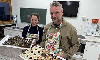 Kai Dommermuth leitet die Schülerinnen und Schüler aktuell beim Backen von Keksen an und freut sich mit Schulleiterin Dorothee Kriener über die Ergebnisse. - Sandra Castrup